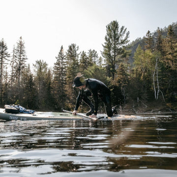 Remonter sur sa planche à pagaie : Une technique simple en quatre étapes - Quebec SUP